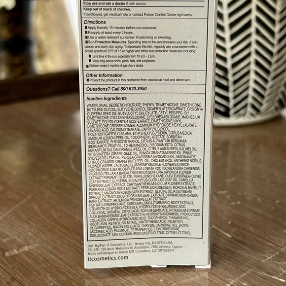 It Cosmetics CC Cream Color correcting full coverage cream. Anti-Aging Hydrating - Picture 11 of 15